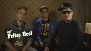 Three men sitting room lamp - the side of the wall free wallpaper