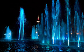 Large fountain blue lights red - vivid color free wallpaper