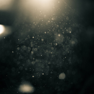 Blurry street light rain drops - free rain wallpaper for tablet