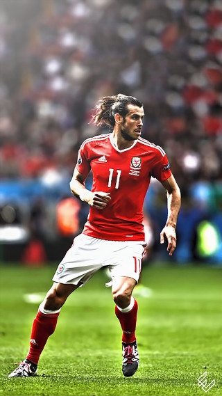 Man red jersey playing soccer - david imms free wallpaper for mobile