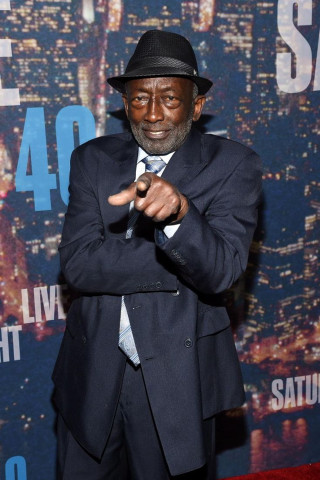 Man suit hat pointing red - bruce onobrakpeya free wallpaper