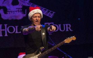 Man santa hat guitar stage - jimmy nelsson free wallpaper