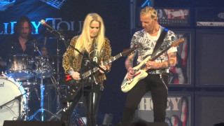 Man woman playing guitars stage - kitsch movement free wallpaper