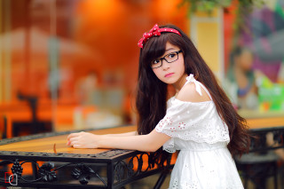 Girl glasses table suitcase red - chen lu free wallpaper