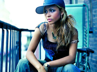 Woman bench baseball cap jeans - a blue design free wallpaper