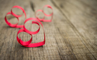 Red paper circles wooden surface 2 - a wooden surface free wallpaper for desktop