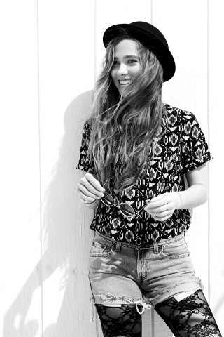 Woman hat jeans wind hair - free retro wallpaper for mobile