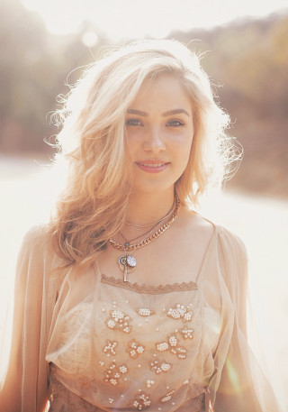Blonde woman necklace sun beach - free vintage wallpaper