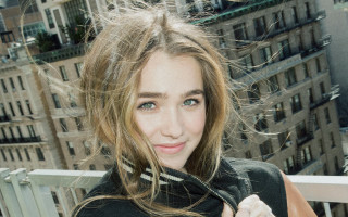 Woman purse balcony buildings city - a purse free wallpaper for desktop