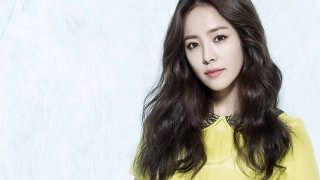 Woman yellow shirt long dark - symmetrical free wallpaper