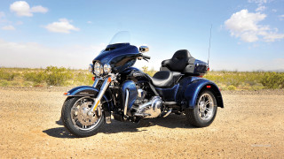 Blue motorcycle dirt road desert - a dirt road in the desert free wallpaper