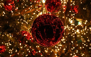 Christmas tree red ball lights 4 - a red ball free wallpaper