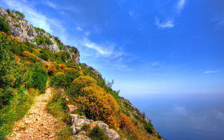 Rocky cliff trail water background - a rocky cliff free wallpaper