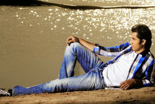 Man sitting sand water feet - his foot free wallpaper