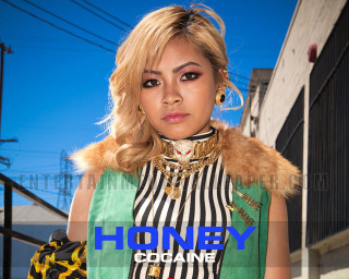 Blonde woman green vest striped - dorothy coke free wallpaper