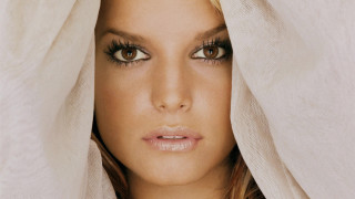 Woman white scarf serious look - perfect eye free wallpaper