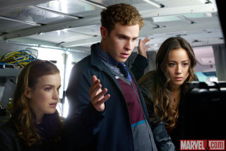 Man women room computer screen - two woman free wallpaper for desktop