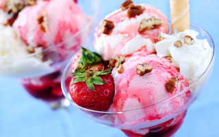 Ice cream strawberries glasses table - a spoon and a spoon free wallpaper