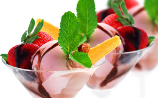 Dessert fruit ice cream glass - a strawberry free wallpaper