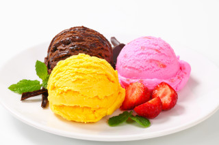 Ice cream strawberries dessert plate - strawberry free wallpaper for desktop