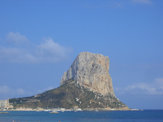 Large rock ocean city clear - a clear day free wallpaper for desktop