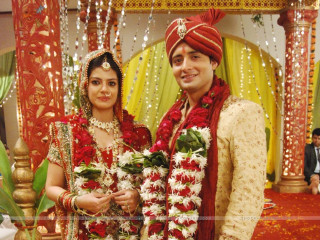 Man woman indian attire posing 3 - canvas painting free wallpaper