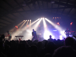 Stage performance crowd band people - free light wallpaper for desktop