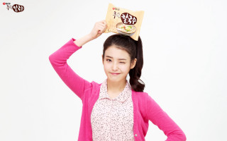 Young woman chips head smile - byeon sangbyeok free wallpaper