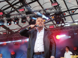 Man stage microphone singing performance 3 - jimmy nelsson free wallpaper