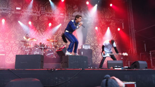 Man stage microphone band person - full length free wallpaper