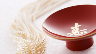 Red gold decoration white pearls - mingei free wallpaper