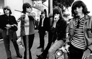 Group people sidewalk car building - a car and a building free wallpaper