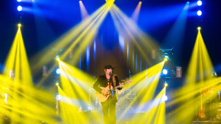 Man guitar stage yellow lights - a man playing free wallpaper