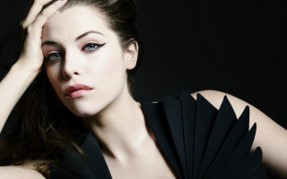 Woman black dress fan head - fashion photography free wallpaper