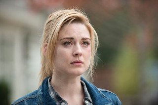 Blonde woman denim jacket serious - the side with free wallpaper