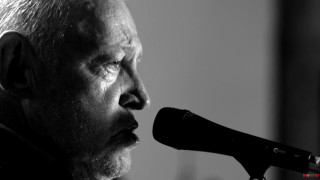 Man microphone hand 3 - bruce nauman free wallpaper