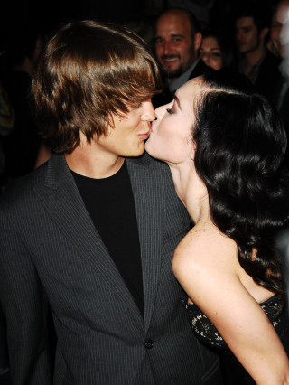 Man woman kissing crowd party - emotional free wallpaper for mobile