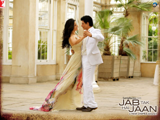 Man woman dancing courtyard palm - the background and a building in the background free wallpaper