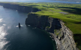 Water cliff greenfield bodyofwater below - a green field free wallpaper for desktop