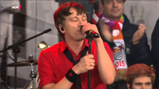 Man singing microphone crowd eyes - a man singing free wallpaper