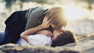 Woman kissing man beach sun - the woman free wallpaper