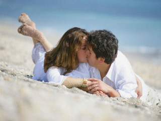 Beach kiss romantic watercolor couple - romantic free wallpaper
