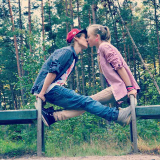 Man woman kissing bench woods - bálint kiss free wallpaper for tablet