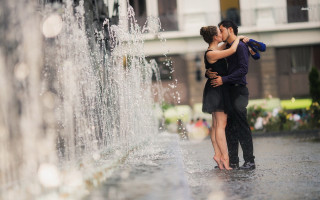 Couple hugging fountain water buildings - a fountain free wallpaper for desktop