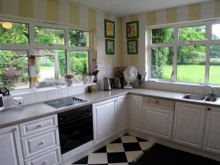 Kitchen checkered floor black white - a cubist painting free wallpaper