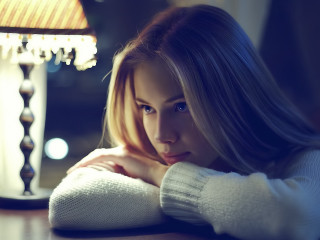 Woman sitting table lamp background - the floor behind her free wallpaper