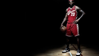 Man red jersey basketball court - a basketball court free wallpaper