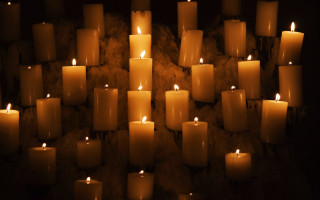 Lit candles table black background - bruce munro free wallpaper