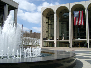 Fountain building flag city sky - side and a building in the background free wallpaper