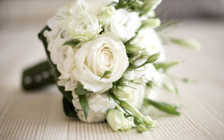 Bouquet white flowers bed sheet - a green ribbon free wallpaper